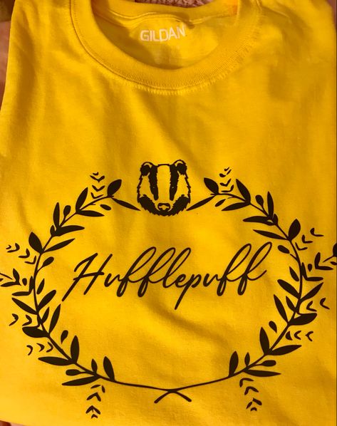 Hufflepuff Shirt Ideas, Harry Potter Clothes Hufflepuff, Hufflepuff Crafts, Hufflepuff Svg, Hufflepuff Clothes, Harry Potter Tea Party, Hufflepuff Shirt, Harry Potter Tea, Harry Potter Clothes