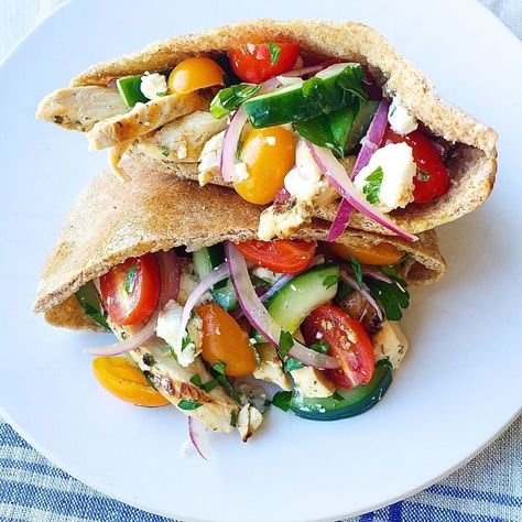 Greek Salad Pita Pockets with Grilled Chicken - Delish.com Chicken Salad Pita, Chicken Pita Pockets, Pocket Sandwiches, Pita Pocket Recipes, Salad Appetizer Cups, Greek Pita, Pita Recipes, Chicken Pita, Pita Sandwiches