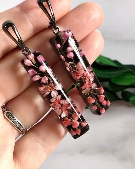 Resin Jewerly, Diy Resin Keychain, Resin Pendant Diy, Diy Necklace Making, Jewelry Sets Handmade, Flower Resin Jewelry, Pressed Flower Crafts, Resin Jewelry Diy, Resin Bracelet