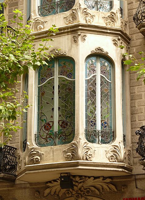 Modernista Balcony in #Barcelona #Catalonia Casa Vintage, Art Nouveau Architecture, Dream House Interior, Pretty House, Dream House Decor, Beautiful Architecture, House Inspo, Dream Home Design, Stained Glass Windows