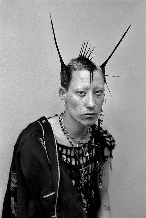 photographing the surprising intricacy of punk hairstyles - i-D Derek Ridgers, Skin Heads, Punk Hairstyles, Cultura Punk, 70s Punk, 80s Punk, Punk Men, Nina Hagen, Punk Culture