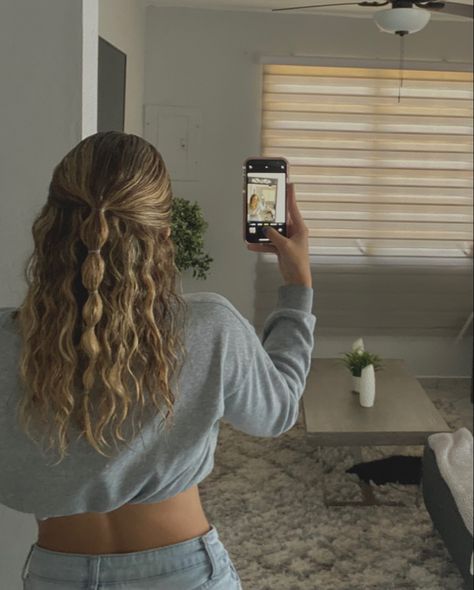 Curly hair styles Beach Hair For Curly Hair, Curly Hair Summer Aesthetic, Running Hairstyles For Curly Hair, White Curly Hairstyles, Curly Hairstyles For Beach, Curly Hairstyles Photo, Clean Girl Curly Hairstyle, Curly Hair Outfits Summer, Clean Girl Hairstyles Curly Hair