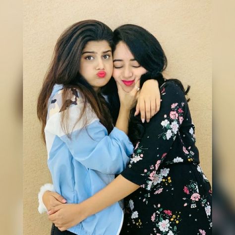 Friends Dp, Sisters Photoshoot Poses, Dps For Girls, Sisters Photoshoot, Bollywood Hairstyles, Best Friend Poses, Bff Photoshoot Poses, Bff Photoshoot, Best Pose For Photoshoot