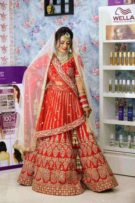 Tomato red lehenga with Sabyasachi jewellery Bridal Tips, Sabyasachi Jewellery, Bridal Outfit, Red Lehenga, Indian Wedding Dress, Bridal Lehenga, Bridal Outfits, Indian Wedding, Lehenga