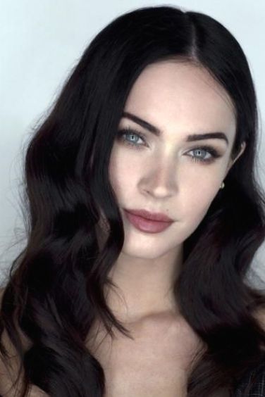 Dark Hair Pale Skin, Dark Hair Makeup, Pale Skin Hair Color, Pale Skin Makeup, Hair Color For Fair Skin, Fair Skin Makeup, Pale Makeup, Hair Pale Skin, Hair Fair