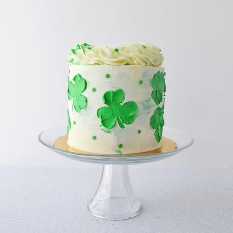 September’s Cakes on Instagram: "I’m so excited to share this cake with you as it was made in part of a collaboration with Eliza of @ellesweetshoppe! Not only is she so kind and sweet but also very talented! Go take a look at what she made for our St. Patrick’s Day, shamrock themed collab! ☘️ . . For my shamrock cake I took my inspiration from those tiny shamrock shaped sprinkles! I thought they were so cute! I created my shamrock patterns on my cake using parchment paper cut outs. I applied the Shamrock Cake, Twin Cake Smash, St Patricks Food, St Patricks Day Cakes, 1st Bday Cake, Paper Cut Outs, First Birthday Cupcakes, Macaron Cake, Cupcake Birthday Cake