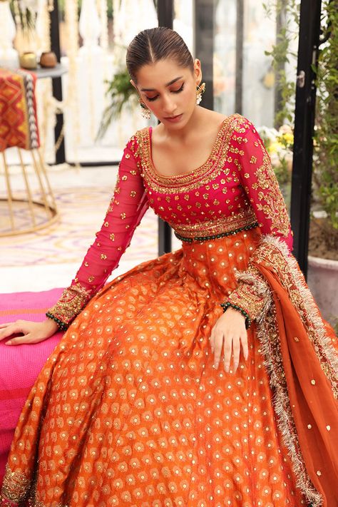 Mehndi Lengha Pakistani, Bridal Mehndi Outfit Ideas, Dholki Outfit, Mehndi Outfit Ideas, Mehendi Outfits For Bride, Mehendi Dresses, Pakistani Mehndi Dress, Mehndi Bride, Pakistani Lehenga