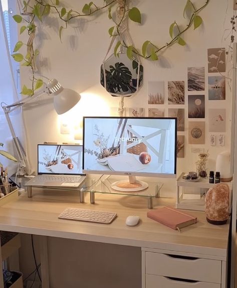 Cute Desk Layout, Gaming Room Ideas Minimalist, Cute Office Setup Desk Areas, Laptop Stand And Monitor Setup, Aesthetic Setup Ideas, Workspace Inspiration Cozy, Desk Organization With Monitor, Natural Wood Desk Home Office, Aesthetic Gamer Bedroom