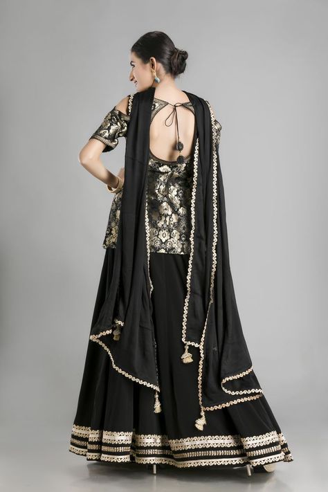 Black And Gold Lehenga, Brocade Blouse Designs, Sharara Designs, Gold Lehenga, Punjabi Outfits, Indian Designer Suits, Short Kurti, Indian Gowns Dresses, Beautiful Dress Designs