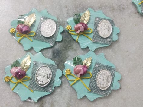 Coin Platter Decoration, Note Packing Ideas For Wedding, Gold Coin Packing Ideas For Wedding, Coin Decoration Ideas For Wedding, Silver Coin Packing Ideas For Wedding, Coin Packing Ideas, Coin Crafts, Diy Gifts Cheap, Trousseau Packing