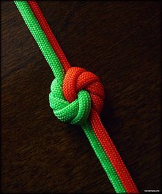 mandala knot variation                                                                                                                                                                                 More Square Patterns Crochet, Paracord Projects Diy, Paracord Braids, Knots Guide, Decorative Knots, Paracord Diy, Paracord Knots, Lucet, Knot Braid