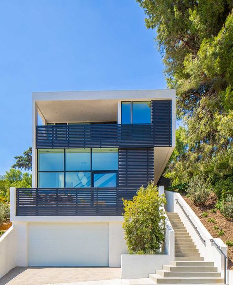 Uphill House Design Modern, Upslope House Design, Uphill House Design, Steep Slope House Design, Three Floor House, Modern Korean House, Korean House Exterior, Sloped Landscape, House Built Into Hillside