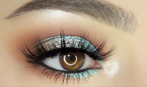 Aqua makeup look Homecoming Makeup Light Blue, Prom Makeup Looks For Teal Dress, Teal Eye Makeup Simple, Aqua Blue Makeup Look, Teal Bridal Makeup, Makeup For Aqua Dress, Aqua Eyeshadow Looks, Aqua Blue Makeup, Turquoise Makeup Looks