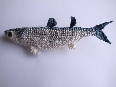 crochet herring Knit Fish, Knitted Fish, Crochet Fish Patterns, Embroidered Fish, Crochet Fish, Fish Brooch, Fish Crafts, Crochet Food, Knitted Animals