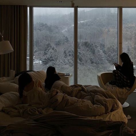 #winter #sleepover Winter Inspo, I Love Winter, Looking Out The Window, Winter Love, Images Esthétiques, Winter Aesthetic, Ski Trip, Cold Season, Future Life