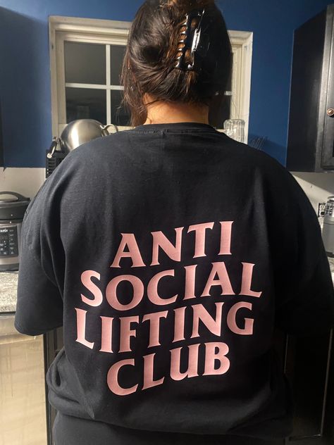 Anti Social Lifting Club Pump Cover/ Oversized T-Shirt -- for my people who don't like to be talked to at the gym when they are in the zone! * PLEASE GO ONE SIZE UP FROM YOUR NORMAL SHIRT SIZE FOR OVERSIZED FEEL* Gym Tshirt Design, Gym Rat Gift, Gym Graphic Tees, Beginner Gym, Gym Sweatshirt, Gym Rats, Gymwear Outfits, Gym Crush, Outfit Gym