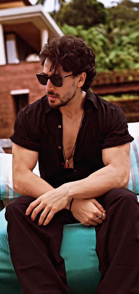 Tiger Shroff Hd Wallpaper, Baby Ninja Turtle, Baby Ninja, Indian Men, Tiger Shroff, Indian Man, Ninja Turtle, Bollywood Actors, Kpop Fashion Outfits