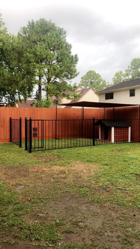 Dog Space Backyard, Dog Kennel For 3 Dogs, Dog Corral Outdoor, Easy Dog Kennel Ideas, Backyard Kennel For Dogs, Dog Outside Area Backyard Ideas, Dog Run Backyard Ideas, Cute Outdoor Dog Area, Fenced Off Area For Dogs