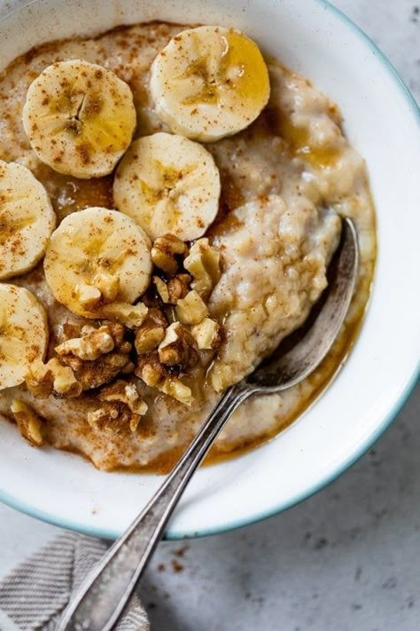 This protein-packed bowl of oatmeal, sweetened with ripe banana and just a touch of maple syrup, uses vanilla protein shake and egg whites to add more protein and make the oats creamy. #oats #oatmeal #protein #breakfast #healthy #healthybreakfast Oat Banana Bread, Groats Recipe, Oat Groats, Ww Breakfast, Protein Oatmeal, Banana And Egg, Rice Cooker Recipes, Gluten Free Oatmeal, Caramelized Bananas