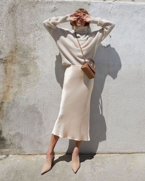 Neutral ootd #ootd #neutrals Pull Grosse Maille, Bekväma Outfits, Minimalist Moda, Rok Outfit, Look Zara, Biker Shorts Outfit, Silk Midi Skirt, Slip Skirts, Winter Stil