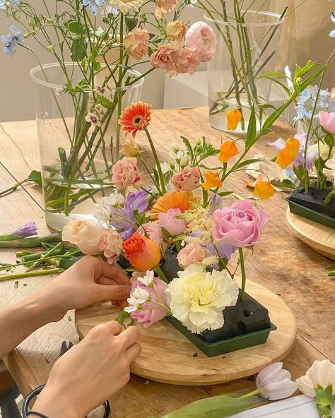 Flowers On Desk Aesthetic, Nectar Aesthetic, Gala Decor, Gala Decorations, Flower Workshop, 2024 Art, Floral Shop, Shop Owner, Flower Beauty