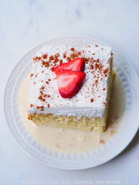 Tres Leches Cake Latin Desserts, Three Milk Cake, Strawberry Sheet Cakes, Vanilla Sheet Cakes, Cream Cheese Frosting Cake, Vanilla Recipes, Tres Leches Cake, Sheet Cake Recipes, Milk Cake