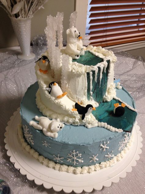 The cake was a huge hit! Penguins and polar bears were made out of fondant and the "ice" was sugar.  So cute! Iceberg Cake, Wonderland Cake Ideas, Winter Wonderland Cake Ideas, Ice Skating Cake, Polar Bear Cake, Winter Torte, Winter Cakes, Penguin Cake, Winter Wonderland Cake