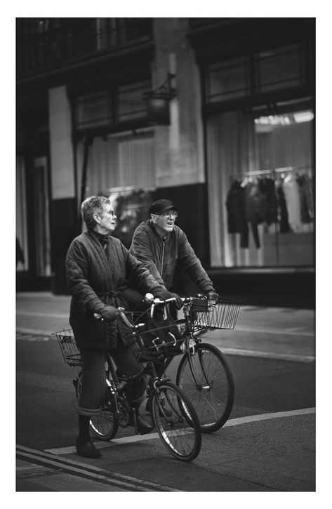 People In Public Photography, Random People Photography Street, Famous Street Photographers, Goofy People, Black And White Street Photography, Street Photography People, People Street, City Streets Photography, Foto Inspo