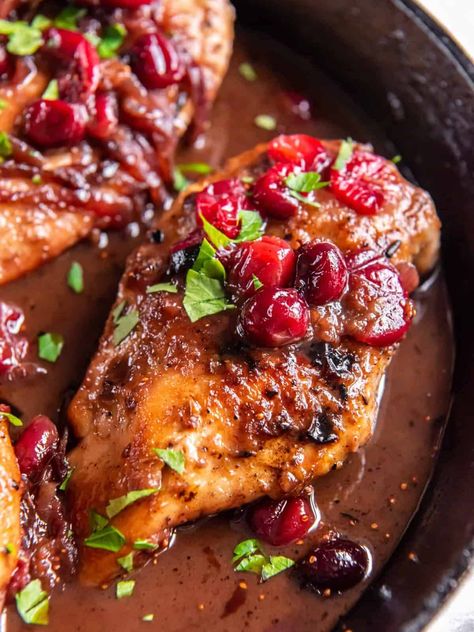 Cranberry Chicken Recipe - Easy Chicken Recipes Cranberry Chicken Breast, Thanksgiving Entree, Fresh Cranberry Recipes, Chutney Chicken, Chicken And Egg Noodles, Pecan Crusted Chicken, Maple Chicken, Cranberry Chicken, Almond Chicken