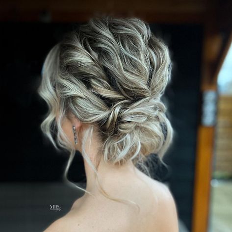 Messy Curled Low Updo Short Hair Short Bridal Hair, Short Hair Bride, Braided Hairdo, Short Hair Bun, Curly Wedding Hair, Hairdo Wedding, Up Dos For Medium Hair, Updos For Medium Length Hair, Hairdos For Short Hair