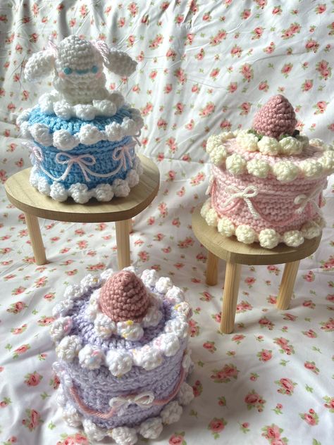 Crocheted Cake, Crochet Cakes, Cake Crochet, Crochet Birthday Cake, Birthday Crochet Gift Ideas, Pastel Crochet, Square Cake, Crochet Birthday Gifts, Crochet Cake