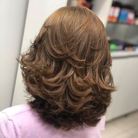 Bouncy Feathered Hairstyle for Thick Hair Feathered Hair Cut, Layered Haircuts For Medium Hair, Long To Short Hair, Brown Hair With Blonde Highlights, Short Hair Tutorial, Haircuts For Medium Hair, Haircuts Straight Hair, Long Hair With Bangs, Feathered Hairstyles