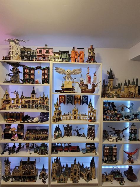 Lego Collection Display, Lego Harry Potter Moc, Lego Shelves, Harry Potter Display, Lego Library, Harry Potter Action Figures, Lego Display Ideas, Lego Room Decor, Harry Potter Lego