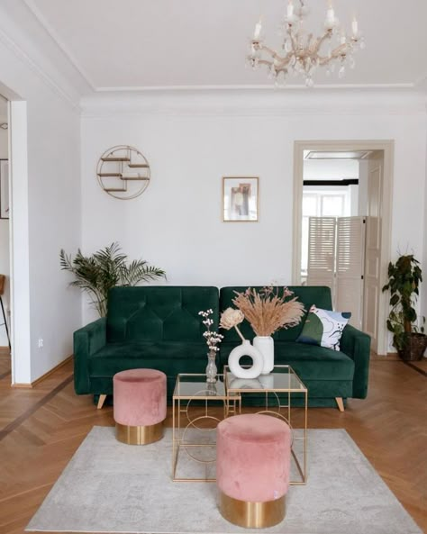 Minimalist Living Room Color Scheme, Emerald Green And Pink Living Room, Green And Pink Living Room Ideas, Green Couch Living Room Colour Schemes, Pink And Green Apartment, Colombia Apartment, Green Sofa Living Room Colour Schemes, Green And Pink Living Room, Green Couch Living Room Ideas