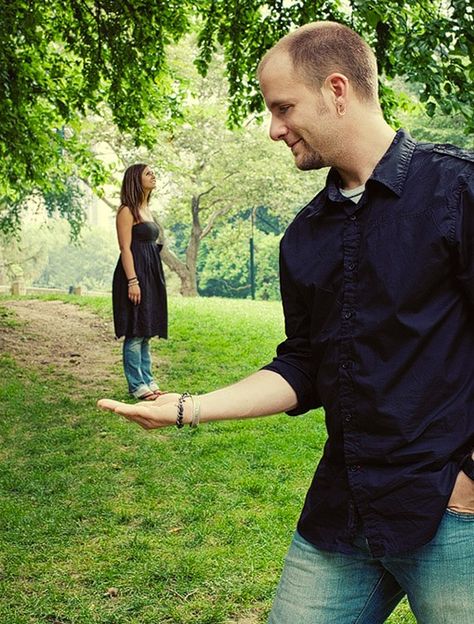 Bad Engagement Photos, A Collection of Funny and Awkward ... Funny Engagement Photos, Awkward Pictures, Awkward Photos, Forced Perspective, Cute Engagement Photos, Perspective Photography, Unique Wedding Photos, Romantic Wedding Photos, Funny Photography