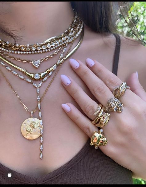 Estilo Hailey Baldwin, Layered Gold Necklaces, Xoxo Jewelry, Dope Jewelry Accessories, Jewelry Accessories Ideas, Dope Jewelry, Chunky Jewelry, Jewelry Fashion Trends, Jewelry Essentials