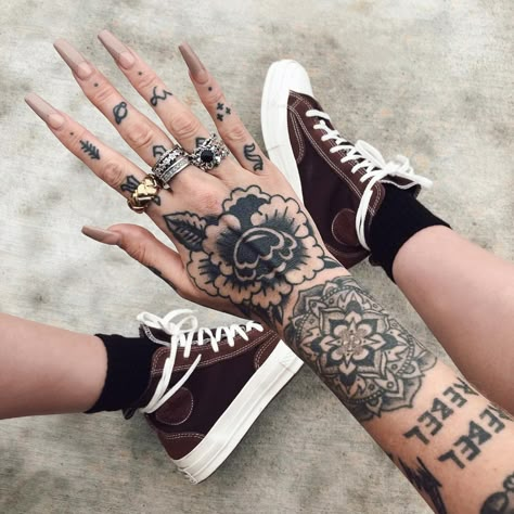 Cool Tattoo Designs, Cool Tattoo Ideas, Baddie Tattoos, Tattoo On Hand, App Filter, Tattoos Inspiration, Cool Tattoo, Airbrush App, Goth Nails