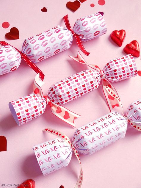 DIY Valentine's Day Crackers Party Favors - learn to make these easy, quick and fun party favor crackers for your party or wedding event! by BirdsParty.com @birdsparty #diy #valentinesday #valentinesdaycrafts Party Crackers, Valentine Favors, Valentine Party Favors, Motivate Students, Candy Grams, Favors Ideas, Party Favors For Adults, Diy Valentine's Day, Galentines Party