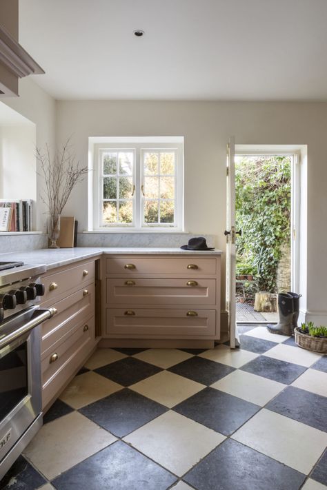 Samantha Todhunter’s 18th Century Oxfordshire Home - The Glam Pad Chequerboard Tiles, 18th Century House, Queen Anne House, Kitchen Floors, White Headboard, London House, Stylish Kitchen, House Garden, Küchen Design