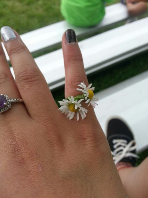 Flower ring #ringsfordays Flower Rings Aesthetic, Flower Ring Aesthetic, How To Makw, Real Flower Ring, Flower Rings, Ring Tutorial, Daisy Ring, Fashion Aesthetics, Shrink Plastic