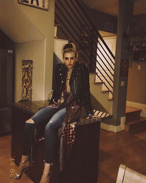 Juliet Simms Online on Instagram: “@thejulietsimms: fine i’ll go out, but i’m wearing my robe. • • • • #julietsimms #automaticloveletter #julietbiersack #julietsimmsbiersack…” Juliet Simms Outfits, Lilith Czar, Juliet Simms, Andy Biersack, Black Veil Brides, Black Veil, Powerful Women, Punk Rock, So Beautiful