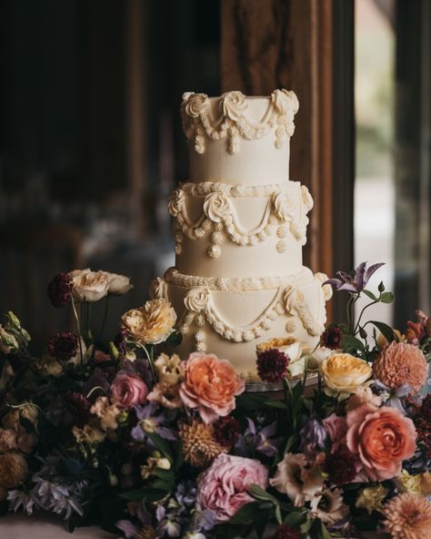 From seashells and wave-inspired fondant to fresh seasonal berries and florals, these 7 cake designs are perfect for a summer wedding. *Head to the link in bio for more wedding cake inspiration* #theweddingedition #weddingcakeideas #summerwedding #weddingcakeinspiration Dutch Masters Wedding, German Wedding Traditions, Cake Alternatives, Leaf Confetti, 7 Cake, German Wedding, Wedding Cake Toppers Unique, Wedding Cake Alternatives, Unique Cake Toppers