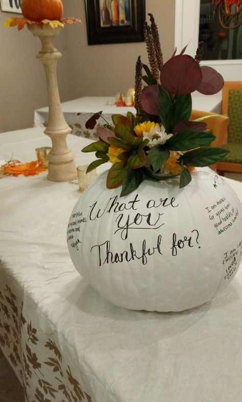 Friendsgiving guest book. Spray painted pumpkin with "what are you thankful for" have everyone sign with what they're thankful for! Friendsgiving Painting Ideas, Thankful Pumpkin Tradition, Friendsgiving Book Club, Work Friendsgiving Ideas, Friendsgiving Table Ideas, Ladies Friendsgiving, Friendsgiving Gift Ideas Diy, Friendsgiving Crafts, Friendsgiving Ideas Decorations Diy