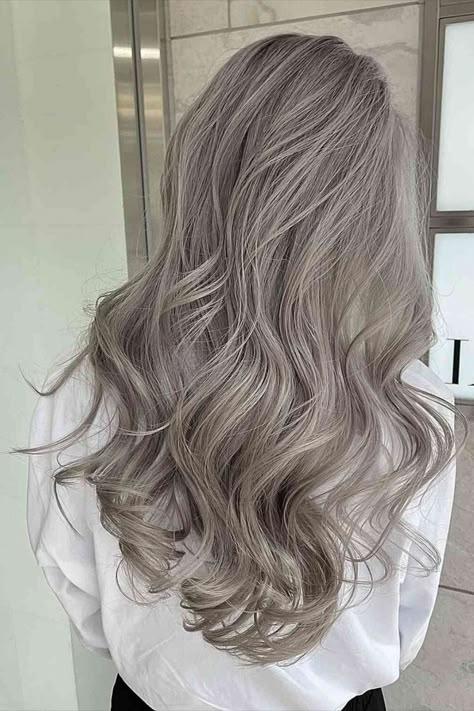 Smokey Gray Balayage for ladies with long straight hair Grey Balayage Hair, Silver Ash Hair, Ash Gray Hair Color, Grey Balayage, Lichaamsgewicht Training, Ash Blonde Hair Balayage, Ash Grey Hair, Ashy Hair, Gray Balayage