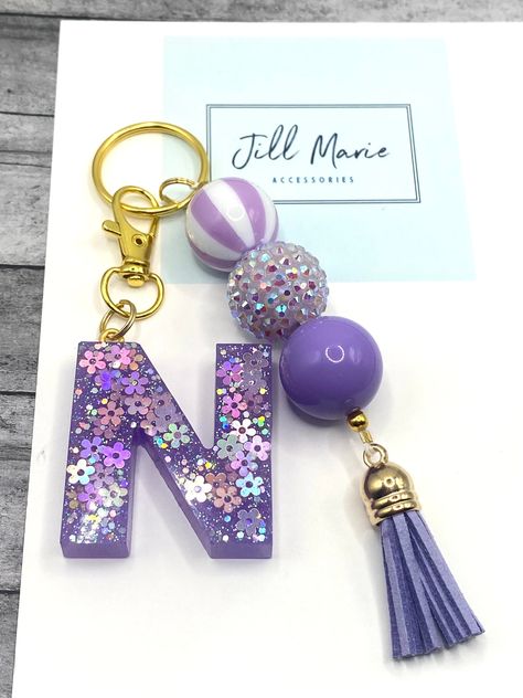 Lavender bubblegum beaded keychain with custom resin initial and choice of gold or silver hardware. Diy Resin Keychain, Custom Bag Tags, Amigurumi Keychain, Bead Keychain, Epoxy Resin Diy, Resin Crafts Tutorial, Diy Resin Projects, Resin Jewelry Diy, Beaded Keychain