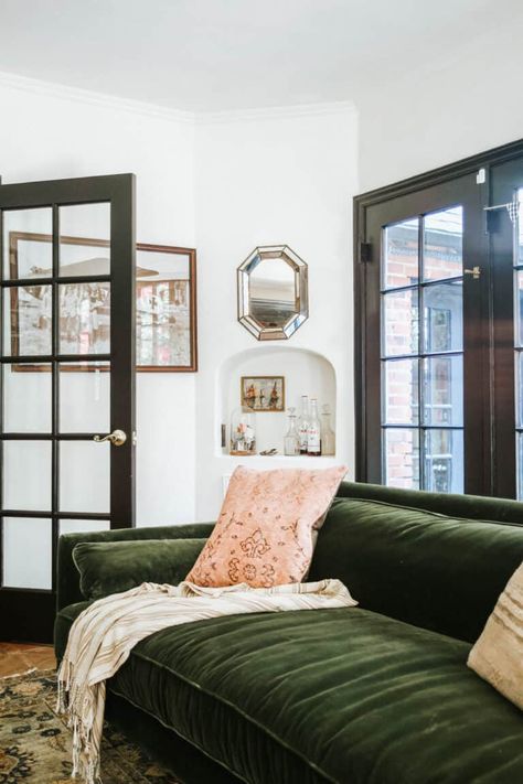 How to Lean Into Eclectic Granny The Minimalist Way (Via A Vintage Lover's Dream Home Tour) - Emily Henderson Vintage Chicago Apartment, Eclectic Granny, Eclectic Minimalist, Chicago Apartment, Inspiring Interiors, Common Room, Green Sofa, Emily Henderson, Eclectic Living Room