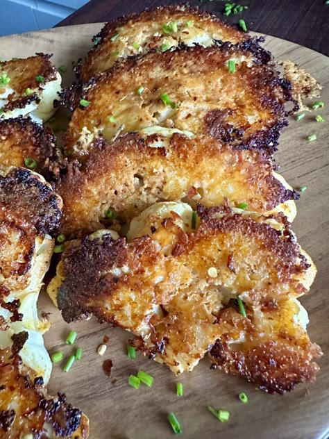 Crispy Parmesan Cauliflower Steaks - Hungry Happens Crispy Parmesan Cauliflower, Hungry Happens, Parmesan Cauliflower, Cauliflower Steaks, Veggie Side Dishes, Deilig Mat, Cauliflower Recipes, Cooking Food, Veggie Dishes