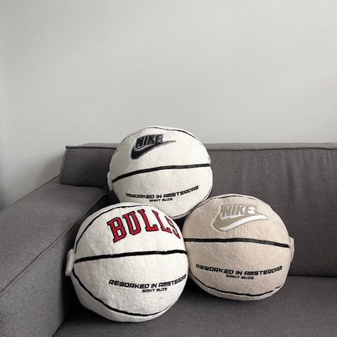 Reworked Basketball pillows made out of leftover towels and blankets mixed with rest vintage Basketball Pillow, Sneakerhead Room, Basketball Room, Zimmer Diy, Desain Quilling, Desain Furnitur Modern, Future Apartment Decor, Room Redesign, Aktivitas Montessori