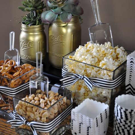 Wedding Table Display, Fest Mad, Rustic Wedding Decorations, Popcorn Bar, Snack Table, Läcker Mat, 60th Birthday Party, Candy Table, Thanksgiving Desserts