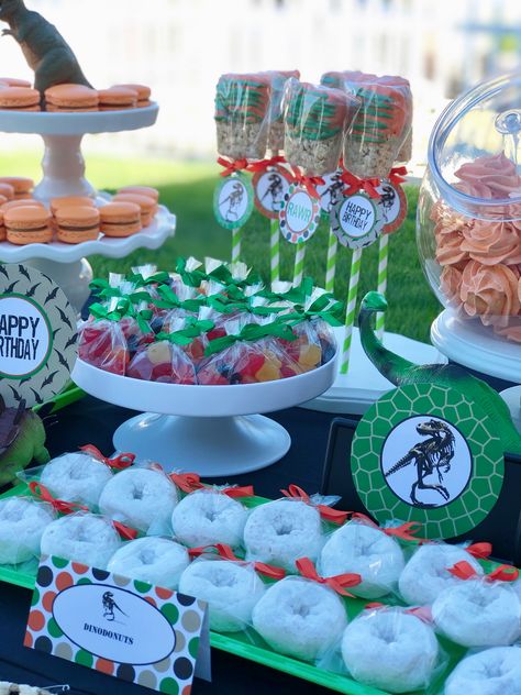 Dinosaur Birthday Candy Table, Dino Candy Bar, Dinosaur Treat Table Ideas, Dino Candy Table, Dinosaur Candy Table Ideas, Jurassic Park Treat Table, Jurassic Park Dessert Table, Dinosaur Dessert Table Ideas, Dinosaur Candy Table